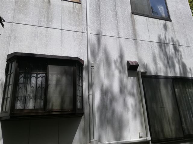 三木市の塗膜が劣化して汚れが目立つ外壁