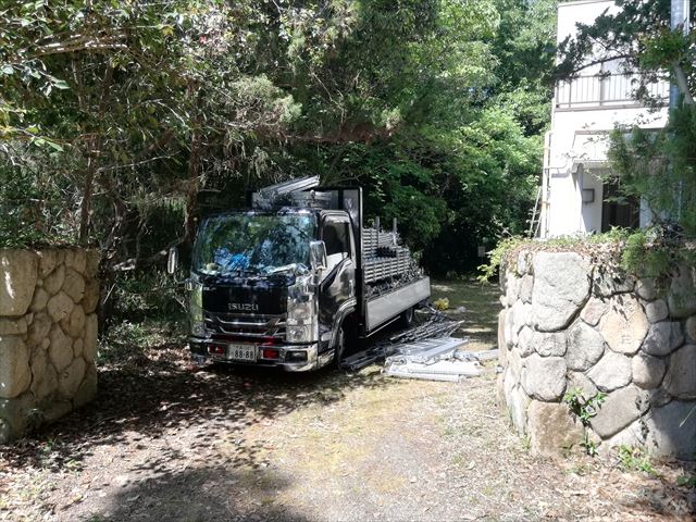 三木市の外壁塗装の足場材を積んだトラック