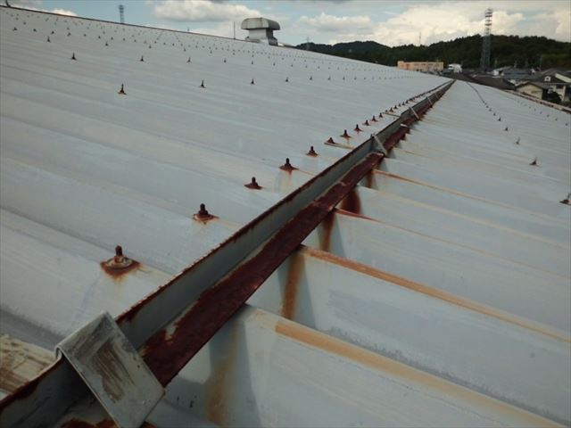 工場や倉庫で使われる折板屋根に発生した錆